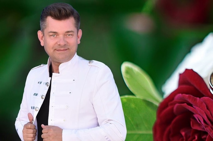 Zenon Martyniuk z weselną premierą! Król disco polo zachwycił internautów interpretacją utworu ”Ślubne prezenty”
