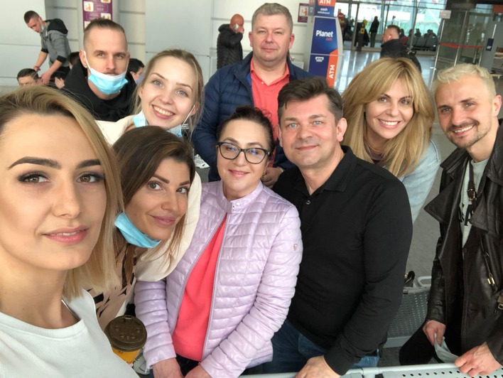 Topowe gwiazdy disco polo opuszczają Polskę! Wśród gwiazd na lotnisku Zenon Martyniuk z żoną Danutą, Top Girls oraz Maciej Smoliński!