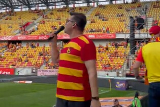 Zenon Martyniuk zaśpiewał przed meczem Jagiellonii! Mamy nagranie | VIDEO
