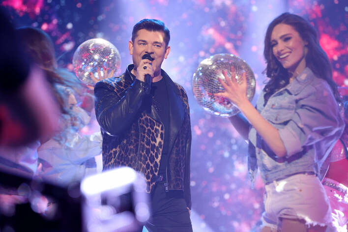 Zenon Martyniuk złożył hołd dla Zbigniewa Wodeckiego! Król disco polo wykonał kultowy utwór ”Chałupy Welcome To”! Fanom zaparło dech w piersiach!