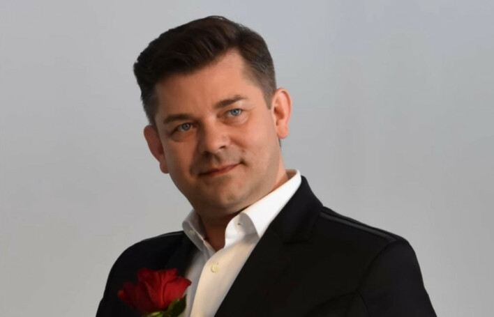 Zenon Martyniuk zaskakuje! Godzinna składanka największych hitów disco polo na kanale Akcent.