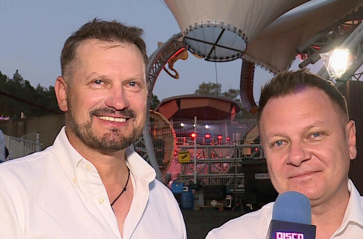 Classic na weselu! Szalone zdjęcie młodej pary i gwiazd disco polo stało się hitem w internecie!