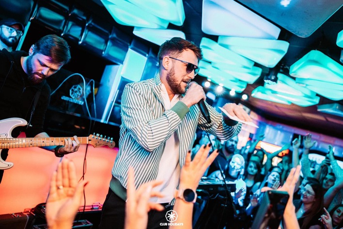 Niebywały sukces w disco polo! Karol Zawrotniak DEFIS szturmem podbija rynek muzyczny! Takiej liczby mogą mu zazdrościć! 