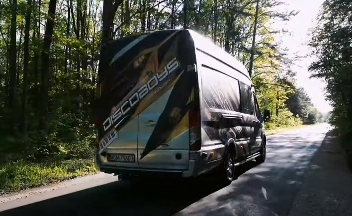 Znany gwiazdor disco polo kupił luksusowy bus za ćwierć miliona złotych! Wnętrze to absolutny hit! Będzie jeździł jak król! 