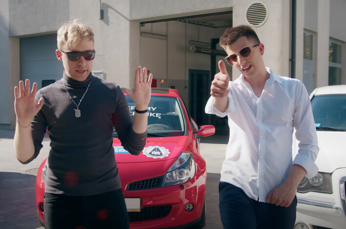 Zespół Menelaos w utworze promującym uczelnię, do której uczęszczał jeden z wokalistów. Ta propozycja nie ma sobie równych!