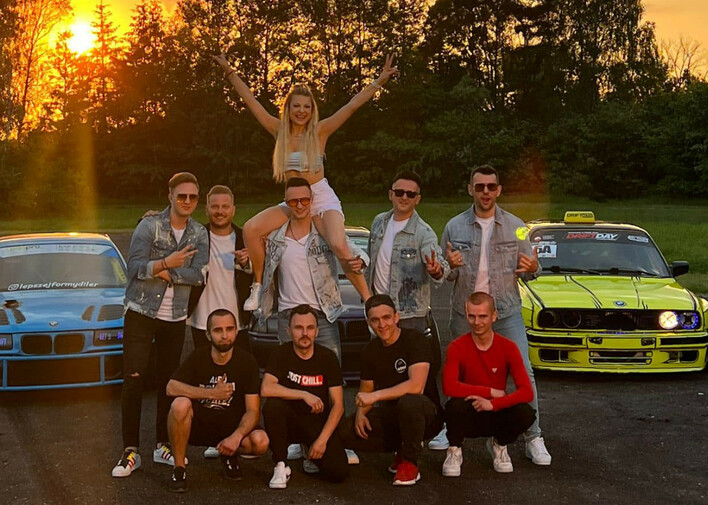 Zespół Piękni i Młodzi oraz Playboys zaskakują nową wersją hitu „Walczę o Ciebie„, a efekt przekracza wszelkie granice!