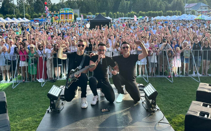 Polacy kochają disco polo?! Znany zespół Playboys przyciągnął tłumy na koncert w Garbatce!
