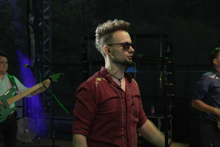 Uwielbiany przez Polaków HIT „Jak się bawią ludzie„ na żywo w wykonaniu zespołu Roy w Iwkowej! VIDEO podbija sieć
