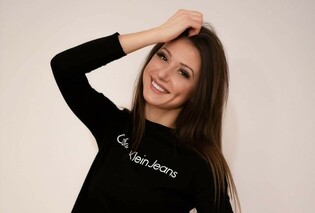 To prawdziwa bogini! Zgrabne nogi i talia osy! Śliczna artystka disco polo zachwyca fanów zdjęciami z koncertu! 