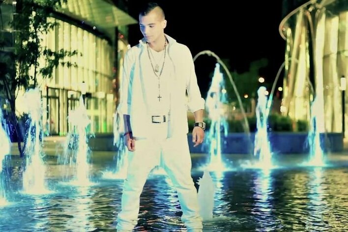 Zibo i niebezpieczne kobiety w klipie „Na czworaka”