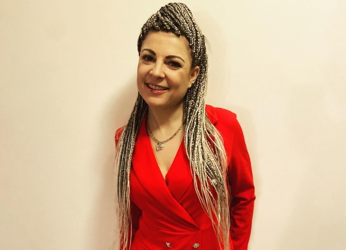 Magdalena Narożna z zespołu Piękni i Młodzi w odważnej czerwonej kreacji! Gwiazda disco polo kradnie tym strojem całe show! 