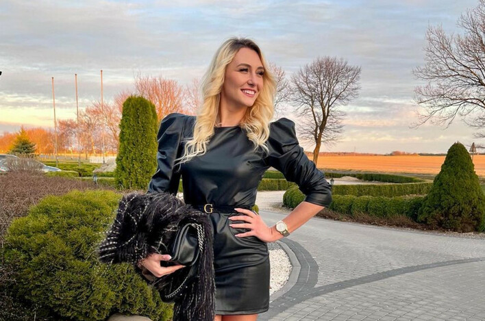 Zjawiskowa wokalistka disco polo bawi się na weselu! Uwagę zwraca strój gwiazdy i jej głęboki dekolt!  