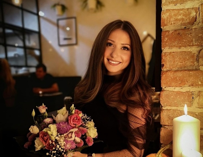 Zjawiskowo piękna gwiazda disco polo świętuje urodziny w krótkiej sukience! Jej zgrabne nogi oczarowały internautów! 