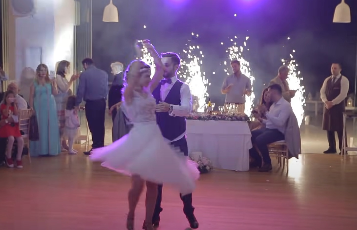 Zjawiskowy pierwszy taniec: Mistrzowskie połączenie stylów! To hit internetu!