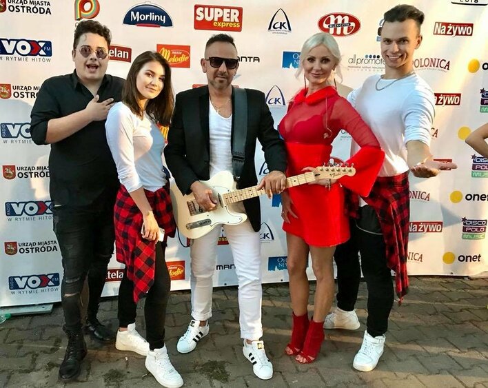 Zjawiskowy występ! Formacja Mejk z premierą przez "Dwa serca" w Ostródzie | VIDEO 