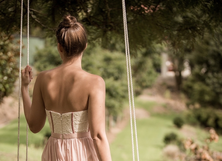 Znajdź idealną sukienkę na wesele bez wydawania fortuny! Odkryj modne trendy i oszałamiające ceny!