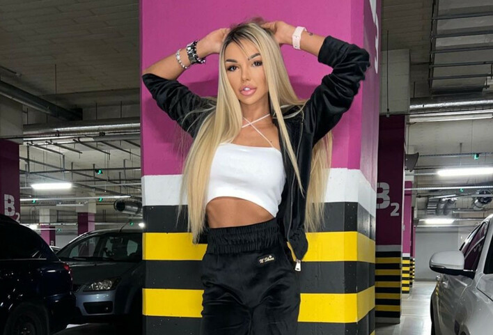 Znana artystka disco polo pozowała rozkładając nogi na tle luksusowego samochodu