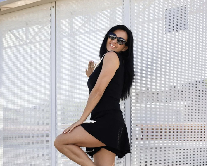 Uwielbiana wokalistka disco polo cała w bieli! Uwagę zwraca wycięcie na plecach! Gwiazda wygląda jak anioł! 