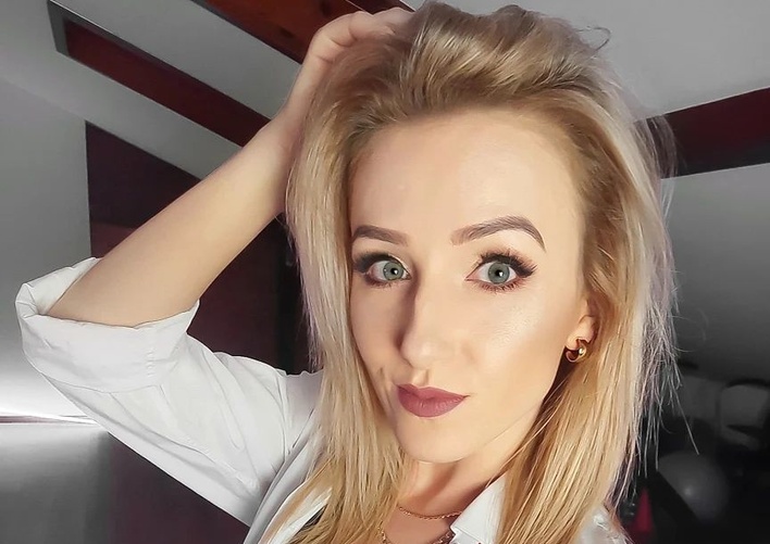 Znana wokalistka disco polo kusi w zmysłowej pozie! Jej figura i obłędnie wysokie szpilki zapierają dech w piersiach!