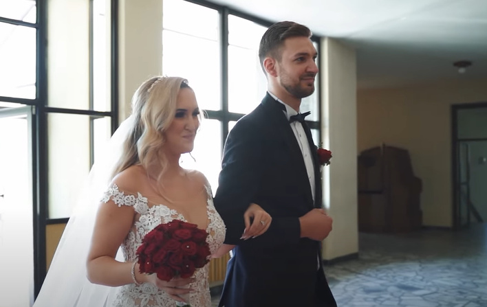 Kadry ze ślubu znanej wokalistki disco polo trafiły do jej nowego teledysku? Jak prezentuje się nowość?! Fani ”bioderka same się kołyszą”