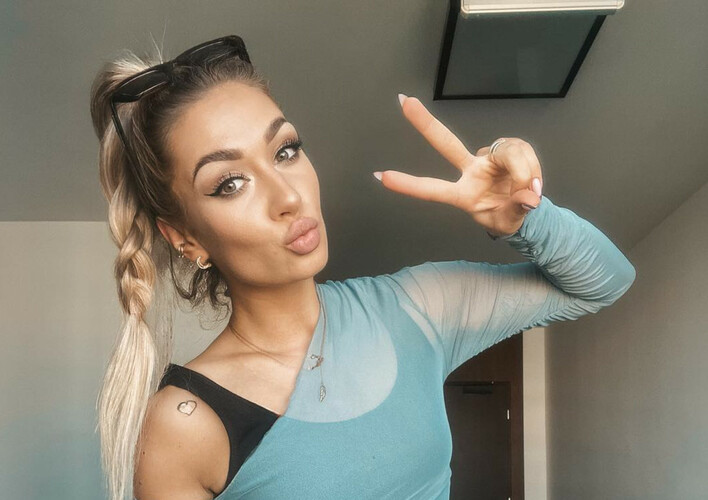 Znana wokalistka disco polo pokazała powiększone usta! Ostry komentarz fanki „Tak się oszpecić” Nie uwierzycie, co odpowiedziała gwiazda! 