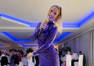 Znana wokalistka disco polo skradła show na weselu! Zobaczcie, jak bawią się goście przy jej muzyce! 