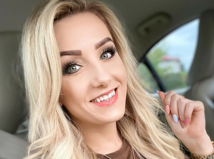 Znana wokalistka disco polo sama na pustej plaży! Uwagę zwraca jej strój! Fani ”Wspaniały widok”