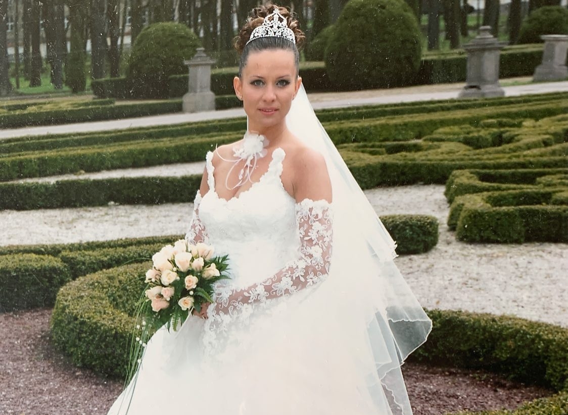 Znana wokalistka disco polo ze wzruszeniem wspomina ślub! Gwiazda pokazała zdjęcie w sukni ślubnej, którą sama zaprojektowała! | FOTO 