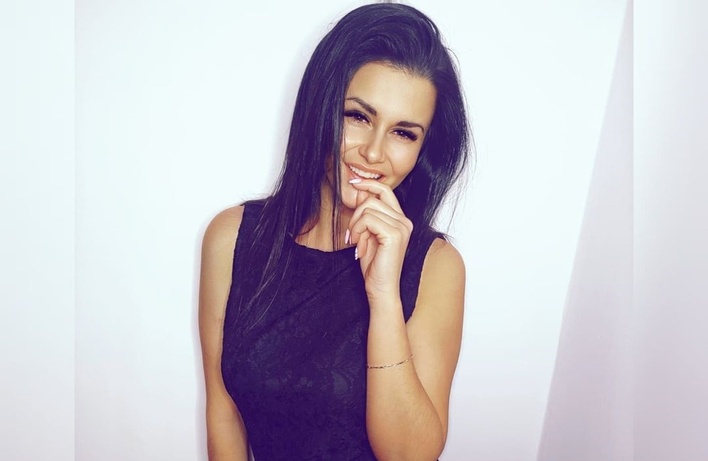 Znana wokalistka przyłapana podczas obowiązków domowych ”Pani domu jak z obrazka”. Internauci zachwyceni!
