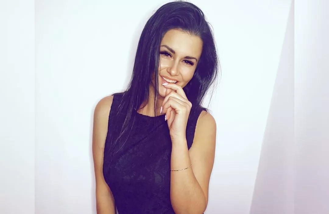 Znana wokalistka przyłapana podczas obowiązków domowych ”Pani domu jak z obrazka”. Internauci zachwyceni!
