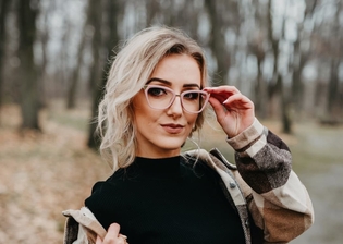 Znana wokalistka wygląda jak prawdziwa femme fatale?! Elwira Matysiak Casandra kusi w seksownych okularach! Fani w szoku!