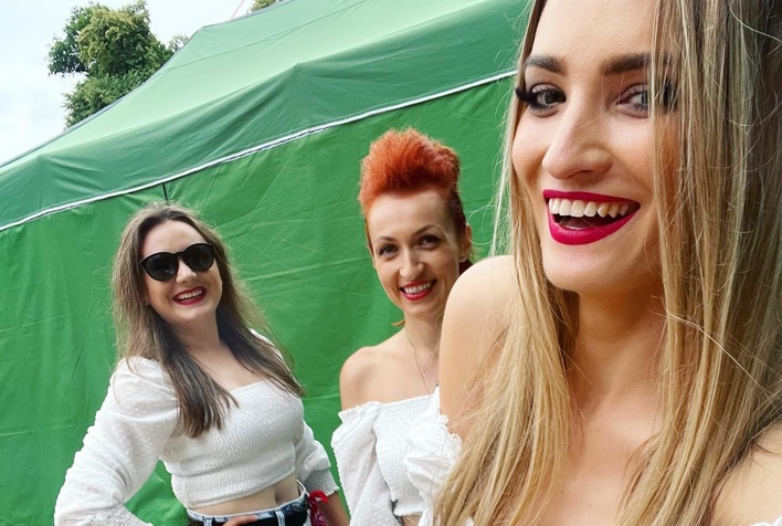 Znane artystki disco polo pochwaliły się weselną fotką! Dziewczyny w kolorowych strojach wyglądają niezwykle atrakcyjnie! 