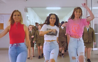 Nietypowy pomysł dyrekcji?! Znane wokalistki disco polo - Szpilki szokują nagraniem ze szkoły! 