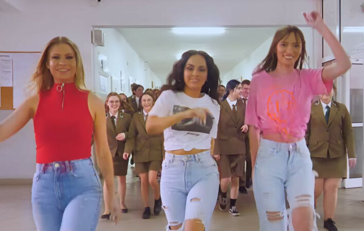 Nietypowy pomysł dyrekcji?! Znane wokalistki disco polo - Szpilki szokują nagraniem ze szkoły! 