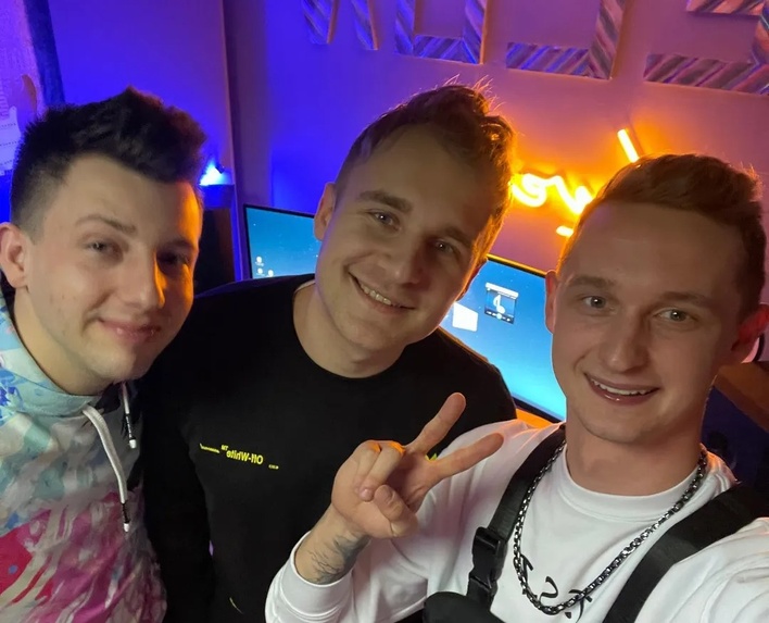 Znani muzycy disco polo przyłapani w studiu nagraniowym! Zespoły Spontan i Menelaos kolejny raz łączą siły!