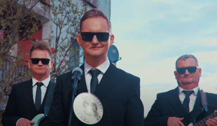 Michał Misiek Koterski w nowym teledysku zespołu MIG. Nowość „Kocham Cię jak wariat„ podbija internet! Czy to będzie wakacyjny hit?
