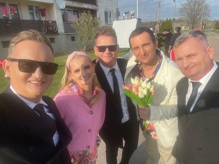 Znany aktor w najnowszym teledysku zespołu MIG pt. „Kocham Cię jak wariat„! Będziecie zaskoczeni! 