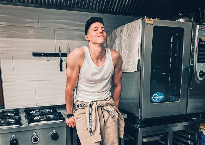 Znany artysta disco polo bez koszulki! Muzyk pokazał gołą klatę! Fanki zachwycają się w komentarzach ”rozwaliłeś system”