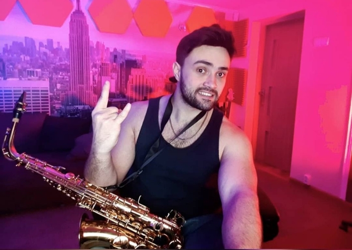 Znany Artysta disco polo w towarzystwie półnagich kobiet! Od tych widoków robi się gorąco!