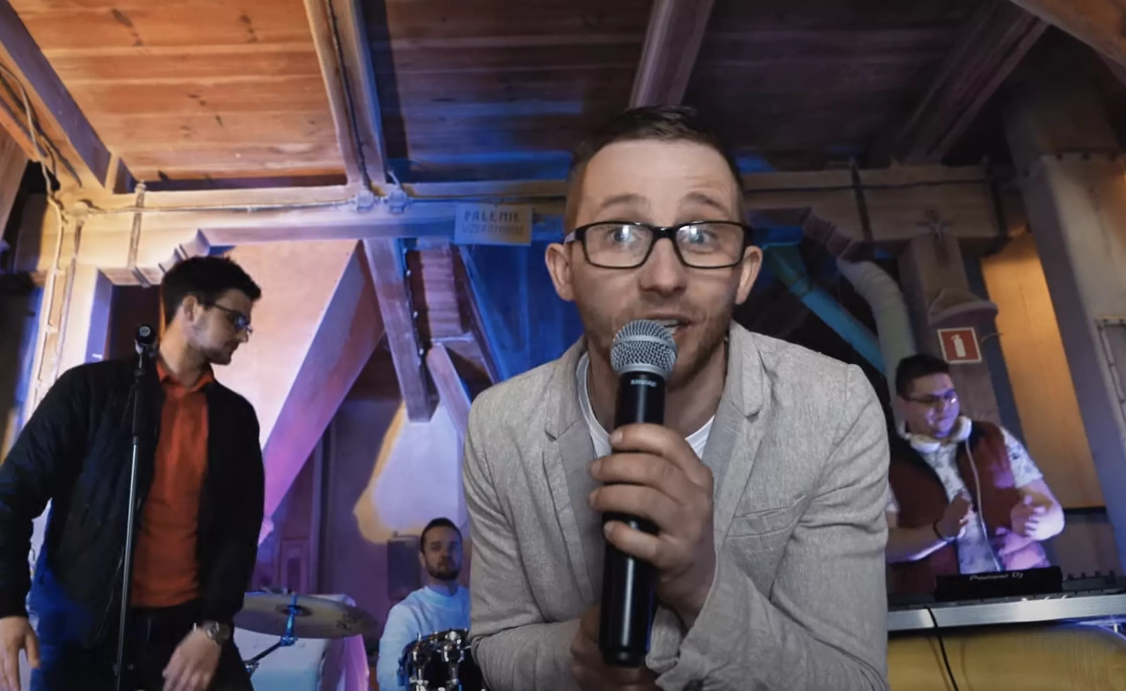 Znany duet disco polo powraca z nowym hitem?! Zakochani wniebowzięci! Klip powstał w Dąbrowicach!