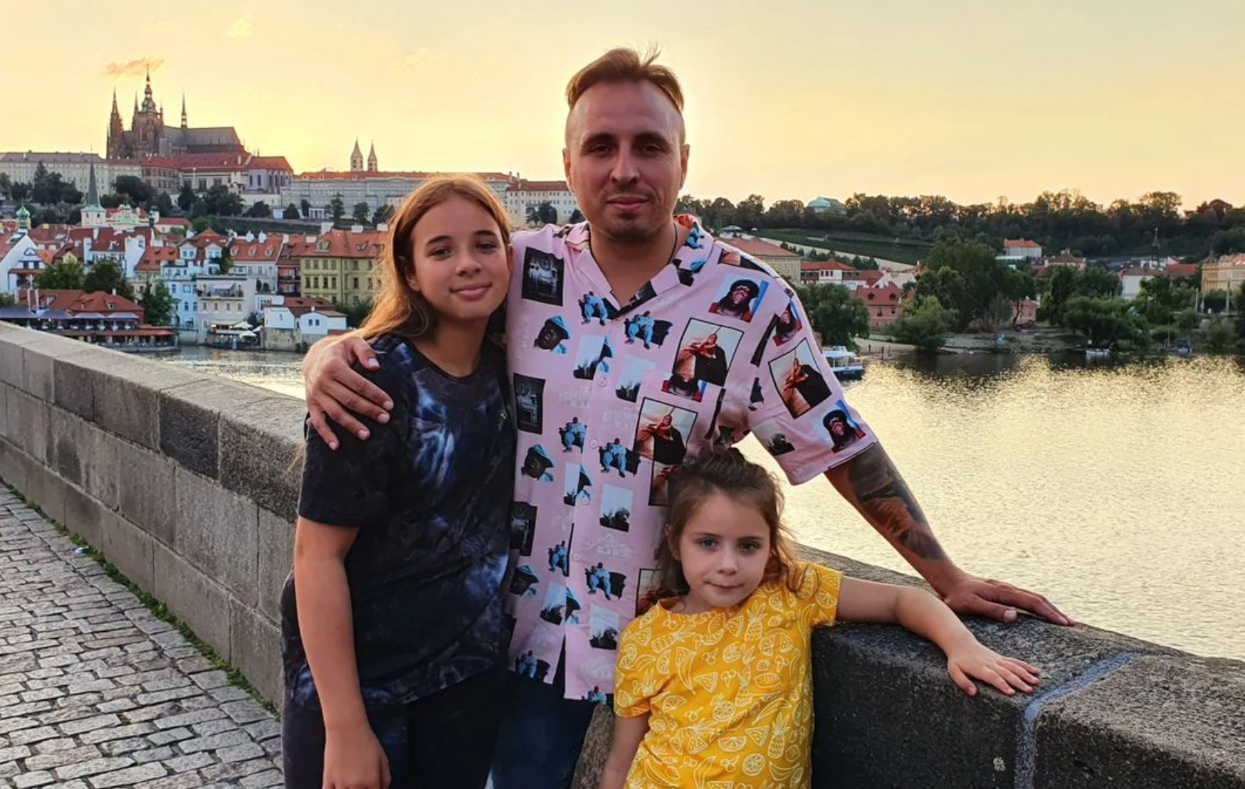 Czadoman pokazał się z córkami na wakacjach! Wokalista zwiedza Pragę w rodzinnym towarzystwie 