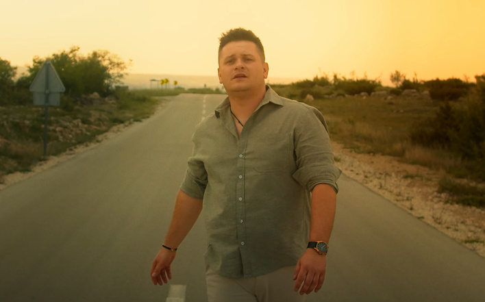 Arek Kopaczewski wraca do gry! Artysta disco polo zaprezentował fragment nowego teledysku! Szykuje się muzyczna petarda?! 