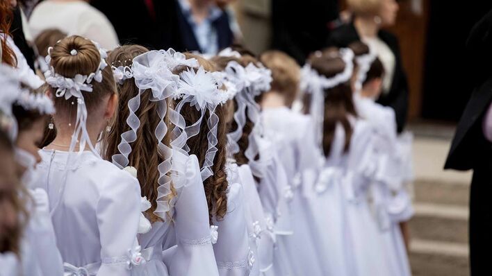 Dzieci podczas pierwszej komunii zaśpiewały w kościele piosenkę disco polo! Szokujące wideo wyciekło do sieci! 