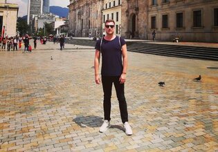 Znany gwiazdor sceny disco polo jest doświadczonym podróżnikiem! Założył vloga i podbija świat!