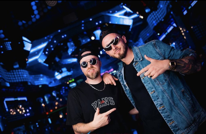 Znany producent odświeżył wielki przebój grupy Łobuzy! To nowa jakość disco polo?! Fani „No przecież to jest przepiękne„