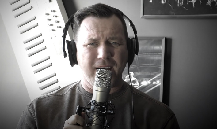 Znany wokalista disco polo odświeżył kultowy utwór pt. ”Gdybym mógł cofnąć czas”. Formacja Drossel poruszyła serca internautów!
