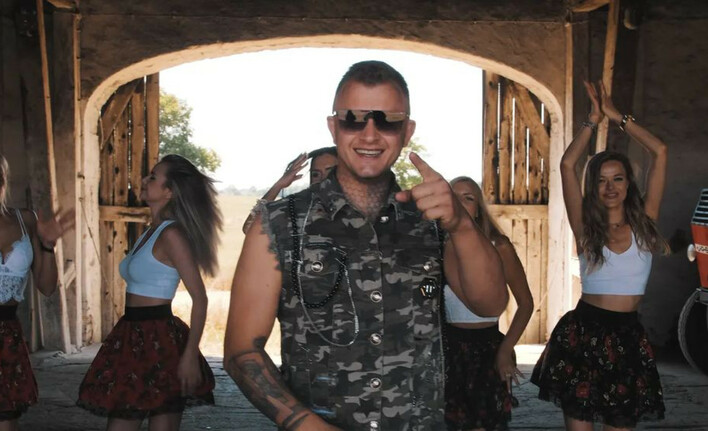 Dawid Narożny zaprosił do klipu byłą dziewczynę rywala z Prime MMA! Przepiękna Ola Mizgalska uwodzi w teledysku pt. „Jaka to Panienka„!