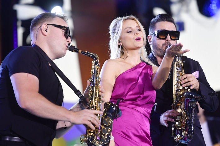 Znany wokalista disco polo zrobił furorę podczas występu w Wilnie! Andre zaśpiewał największy hit „Ale Ale Aleksandra„ i rozkręcił Wakacyjną Trasę Dwójki!
