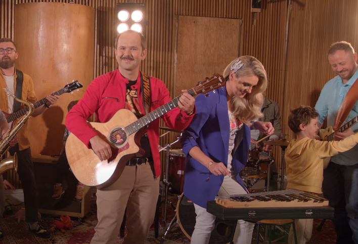 NOWOŚĆ! Sławomir i Kajra zadedykowali nowy utwór synowi! Chłopczyk wystąpił z nimi w teledysku!