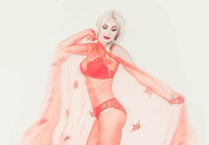 Zniewalające nogi wokalistki! Najlepsze w branży disco polo?